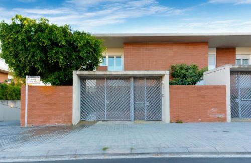 Ciudad Universitaria House | Beachy House - Casa en Montgat, Barcelona