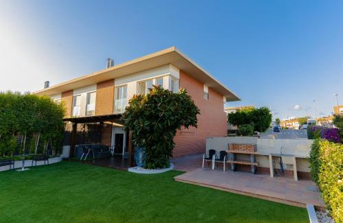 Ciudad Universitaria House | Beachy House - Casa en Montgat, Barcelona