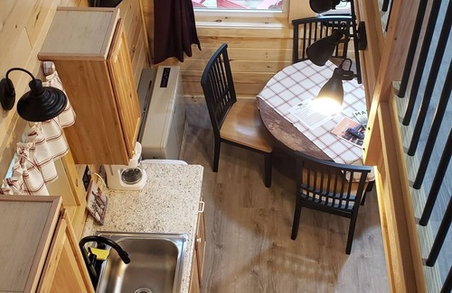 East Corinth Cabin | Bear Cabin: Charming 2-bedroom cabin with WiFi, AC in marvelous Sebec