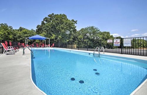 Lampe Cottage | “Bear Claw" - Cabin w/Bluff Lake View Near Branson w Pickleball Court!