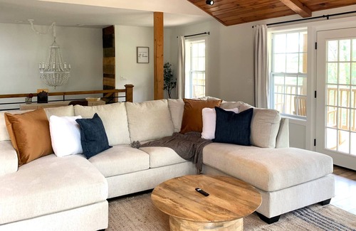 Hendersonville Cabin | Bear Crossing- Exciting Adventure Ahead! Pets Welcome - Hiking!