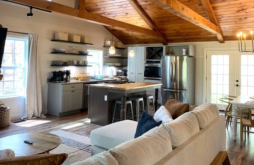 Hendersonville Cabin | Bear Crossing- Exciting Adventure Ahead! Pets Welcome - Hiking!