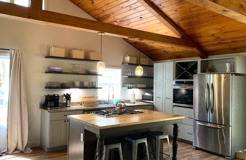 Hendersonville Cabin | Bear Crossing- Exciting Adventure Ahead! Pets Welcome - Hiking!