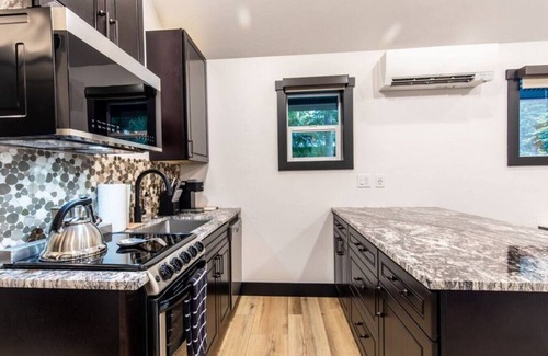Leavenworth Apartment | `Bear Den` a Cozy 1 Bedroom tiny Cabin with Hot tub