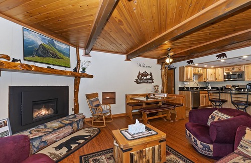 Big Bear City Cabin | Bear Hug Lodge-Spa/BBQ/Game/Fitness rooms. Short distance from lake and hiking.