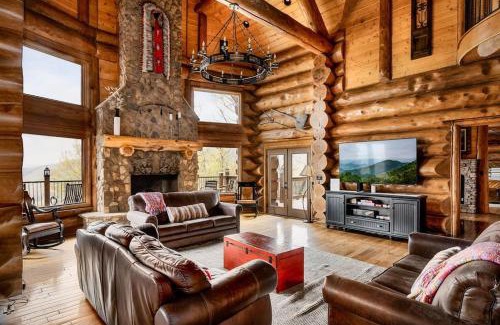 Gatlinburg Ski Chalet | Bear Paw - 7 bed, 8ba, Sleeps 22, Location, 3 Clubhouse Pools, Hot tub