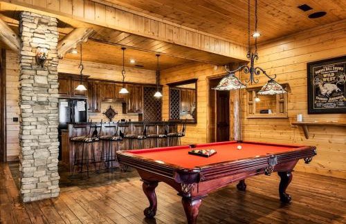 Gatlinburg Ski Chalet | Bear Paw - 7 bed, 8ba, Sleeps 22, Location, 3 Clubhouse Pools, Hot tub