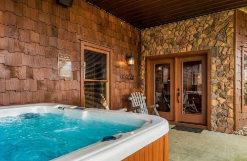 Gatlinburg Ski Chalet | Bear Paw - 7 bed, 8ba, Sleeps 22, Location, 3 Clubhouse Pools, Hot tub