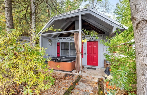 Sautee Nacoochee Cottage | Bear Paw Cottage #2 Queen; Cozy! Adorable! Pet friendly! 4 miles to Helen!