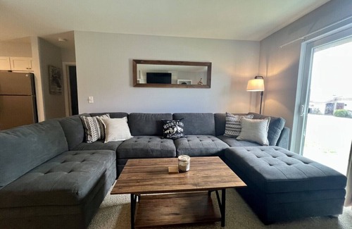 West Dover Condo | 'Bear Paw Lodge' at the BASE of Mt Snow Indoor Pool, Hot Tub
