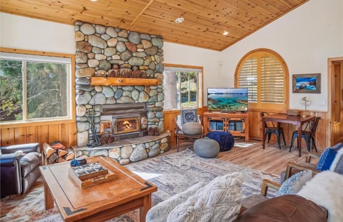 Truckee House | Bear Peak Cabin by Tahoe Getaways - Tahoe Donner Rental with Private Hot Tub and Bonus Room