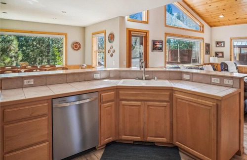 Truckee House | Bear Peak Cabin by Tahoe Getaways - Tahoe Donner Rental with Private Hot Tub and Bonus Room