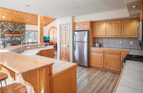 Truckee House | Bear Peak Cabin by Tahoe Getaways - Tahoe Donner Rental with Private Hot Tub and Bonus Room