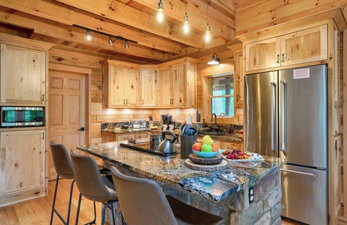 South Bloomingville Cabin | Bear Pines charming 3 bdrm cabin, Hot Tub, WiFi, in scenic South Bloomingville