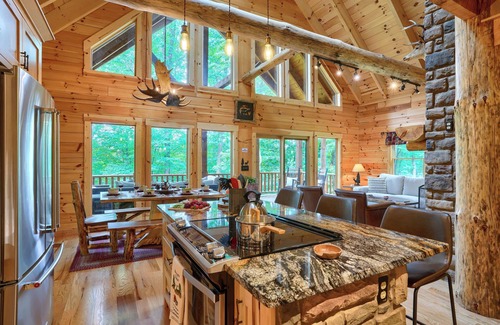 South Bloomingville Cabin | Bear Pines charming 3 bdrm cabin, Hot Tub, WiFi, in scenic South Bloomingville
