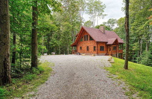 South Bloomingville Cabin | Bear Pines charming 3 bdrm cabin, Hot Tub, WiFi, in scenic South Bloomingville