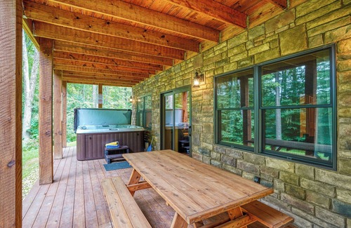South Bloomingville Cabin | Bear Pines charming 3 bdrm cabin, Hot Tub, WiFi, in scenic South Bloomingville