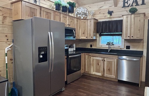 Campbellsville Cabin | Bear Tracks Getaway Cabin
