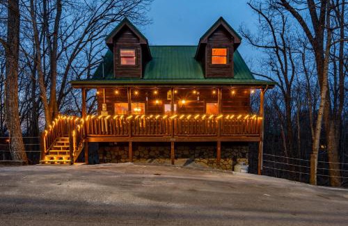 Gatlinburg - Pigeon Forge Ski Chalet | Bearadise-Private Cabin that Sleeps 8, with 3 Full Bathrooms, Pool Table, Board Games and Wet Bar