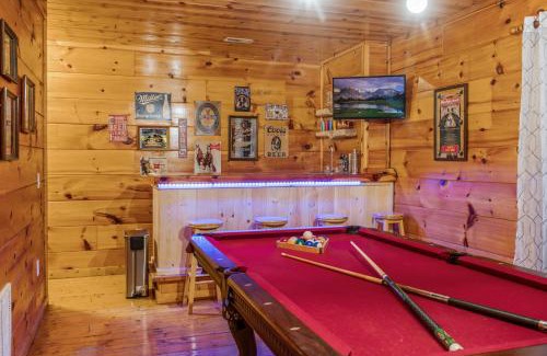 Gatlinburg - Pigeon Forge Ski Chalet | Bearadise-Private Cabin that Sleeps 8, with 3 Full Bathrooms, Pool Table, Board Games and Wet Bar