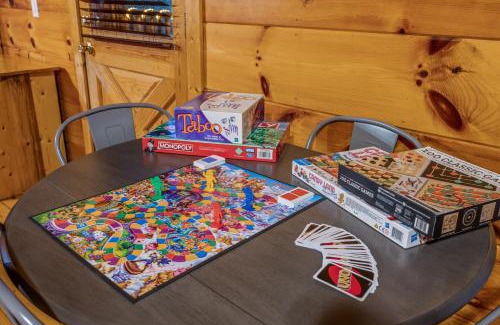 Gatlinburg - Pigeon Forge Ski Chalet | Bearadise-Private Cabin that Sleeps 8, with 3 Full Bathrooms, Pool Table, Board Games and Wet Bar