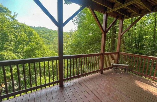 Boone Cabin | Bearfoot HideawayLog Cabin/HotTub/Mtn View/River