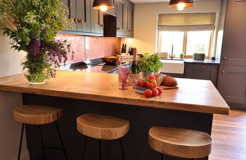Quedgeley House | Beautiful villa for 6 guests with WIFI, terrace and pets allowed