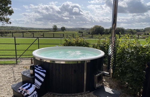 Quedgeley House | Beautiful villa for 6 guests with WIFI, terrace and pets allowed