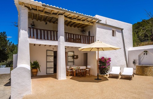 Sant Carles de Peralta Villa | Beautiful Holiday Home with Balcony, Garden & Wi-Fi; Parking Available