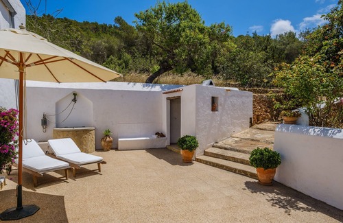 Sant Carles de Peralta Villa | Beautiful Holiday Home with Balcony, Garden & Wi-Fi; Parking Available