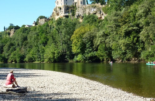Castelnaud-la-Chapelle Apartment | Beautiful sunny apartment with terrace, below castle & overlooking valley