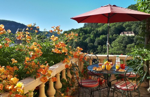 Castelnaud-la-Chapelle Apartment | Beautiful sunny apartment, below castle & overlooking valley