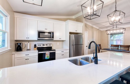 Terrell House | Beautiful & Updated Lakefront Cottage on a Peaceful Deep-Water Cove!
