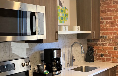 Riverside Apartment | Beautiful 1 Bed Riverfront Park Travel Apartment