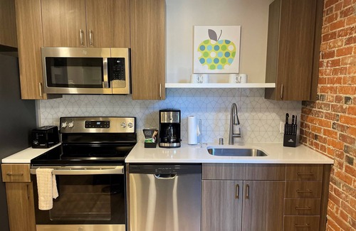 Riverside Apartment | Beautiful 1 Bed Riverfront Park Travel Apartment