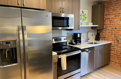 Riverside Apartment | Beautiful 1 Bed Riverfront Park Travel Apartment