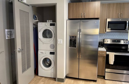 Riverside Apartment | Beautiful 1 Bed Riverfront Park Travel Apartment