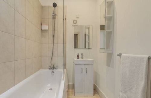 St. Johns Wood Apartment | Beautiful 1 bedroom flat by Marylebone station!