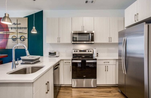 Riverside Apartment | Beautiful 1BR in Riverside 3683