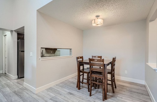 Aurora Condo | Beautiful 2 bed/2 bath remodeled Condo in Aurora