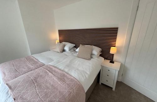 Airdrie House | Beautiful 2 Bed home Airdrie