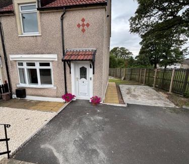 Airdrie House | Beautiful 2 Bed home Airdrie