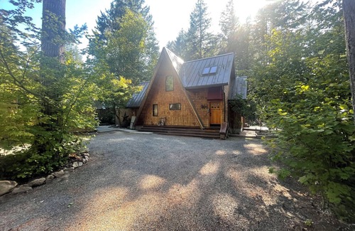 Packwood Cabin | Beautiful 2-bedroom cabin beside a creek in relaxing Packwood with WiFi, AC
