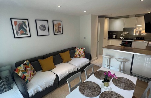 Woodhouse Apartment | Beautiful 2 Bedroom Garden Apartment