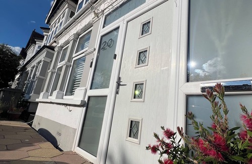 Woodhouse Apartment | Beautiful 2 Bedroom Garden Apartment