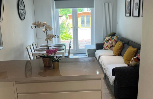 Woodhouse Apartment | Beautiful 2 Bedroom Garden Apartment