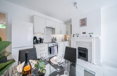 Brasted House | Beautiful 2 Bedroom House With Spacious Garden BBQ