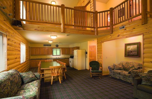 Isle House | Beautiful 2-story cottage on the River Thanes near Lake Mille Lacs