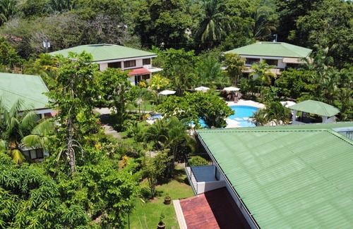 Quepos Villa | Beautiful 2bd 2 ba villa w/lush yard, gated community 15 min from Manuel Antonio