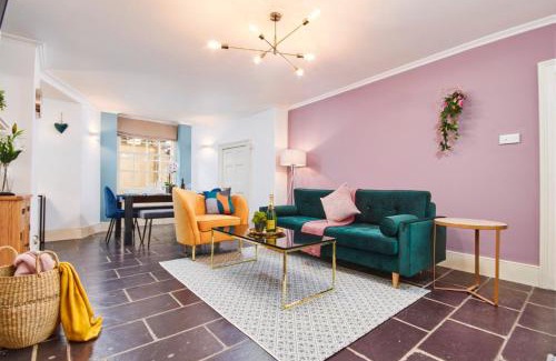 Upper Town Apartment | Beautiful 2Bedroom 4 actual beds House with WiFi by PureStay